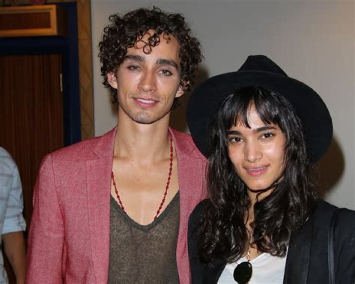 Does Robert Sheehan Have a Wife? Inside &lsquo;The Umbrella Academy&rsquo; Star&rsquo;s